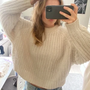 Beige stickad oversized tröja - Så varm o mysig.