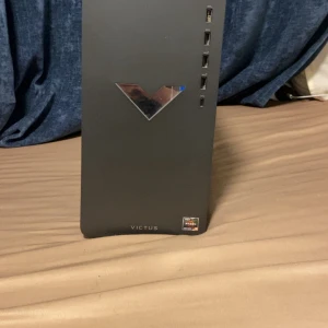 Pc funkar grymt - Jätte bra data för spel och arbete, hög fps i alla spel och den supportar 2 skärm och kommer med 1 SSD 500GB. för mer information skriv privat. Vill sälja den för att gamear inte längre och behöver pengerna 