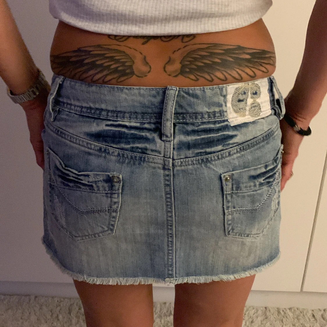 Blå jeanskjol med knappar och slitningar - 2