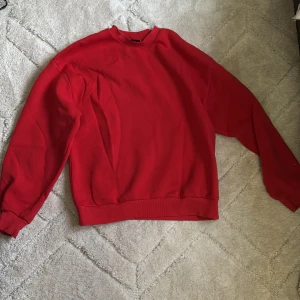 Röd sweatshirt Camden Town Gina Tricot - Cool röd sweatshirt från Gina Tricot i storlek XS med vit text på ryggen: 'Camden Town London Primrose Hill'. Tröjan har rund hals, långa ärmar och ribbade muddar. Perfekt för dig som gillar London vibes och streetstyle. Endast använd ett par gånger i nytt skick