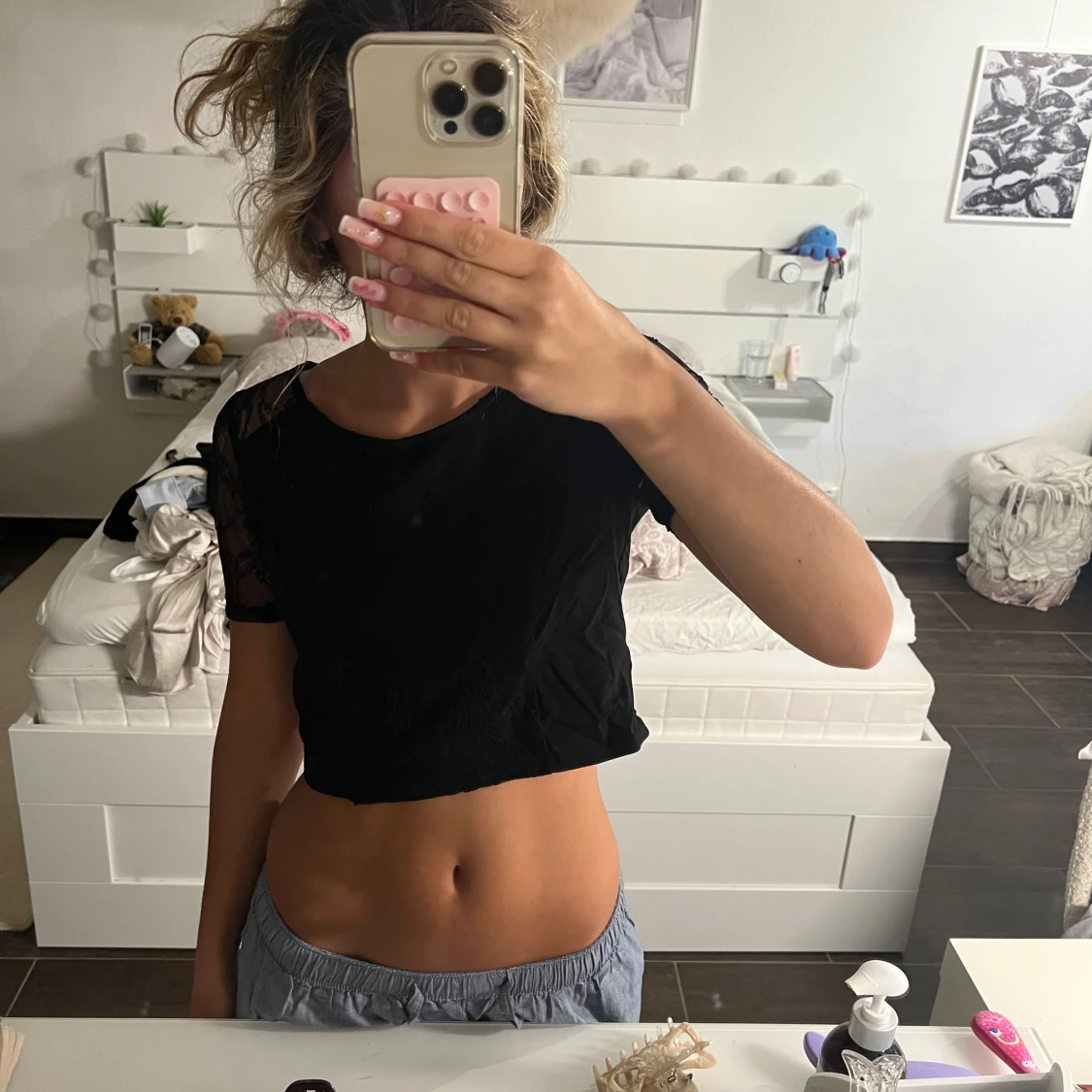 Svart croppad spets-topp