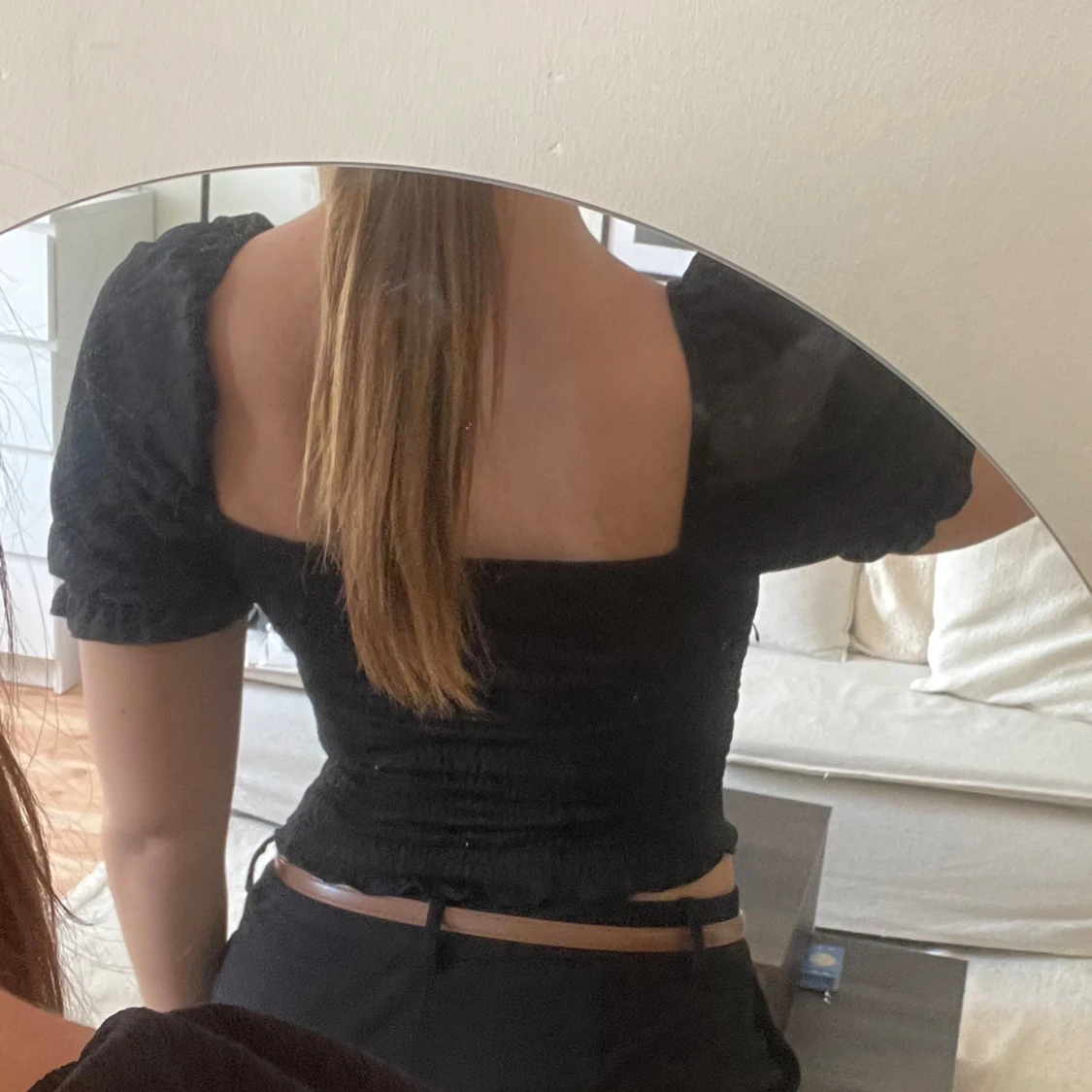 Svart topp med puffärmar - 3