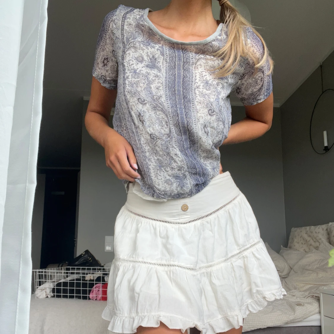 Blåvit mönstrad blus med kort ärm - 1