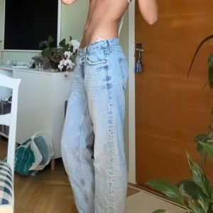 Blå straight jeans  - Ljusblå Gina tricot straight jeans low waist. Jag (på bilden) som är nästan 184 sprätt upp sömmarna i benen för lite mer längd. De ser lite mer slitna ut vid fötterna iomed det, men det är inte smutsigt eller andra tecken på användning någon annan stans. Är du 180 eller kortare kan du nog klippa av den sista mest slitna centimetern utan att de blir för korta:)