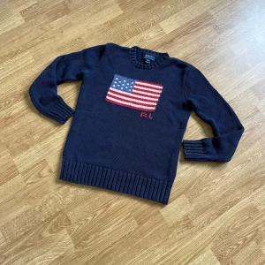 Ralph Lauren marinblå stickad tröja strl S,M, L (14-16år) - Nästan ny helt oanvänd Ralph lauren stickad tröja i äkta skick. Strl S,M & L passar tröjan på och jag har själv Strl S och denna passar mig.  Hör av er vid frågor eller liknande.  Denna rekommenderas