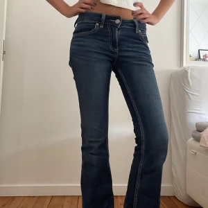Wrangler bootcut - Så snygga jeans från Wrangler som är köpta i USA. De har tyvärr ingen lapp med storlek men passar mig som brukar ha 26 eller 27💗