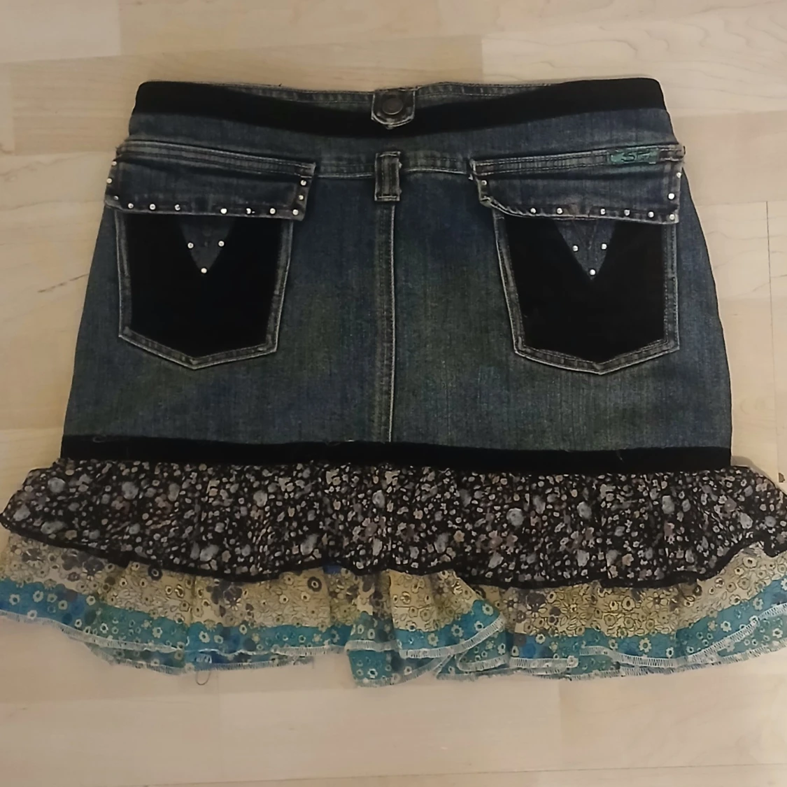 Jeanskjol med volang och söta detaljer  - 1