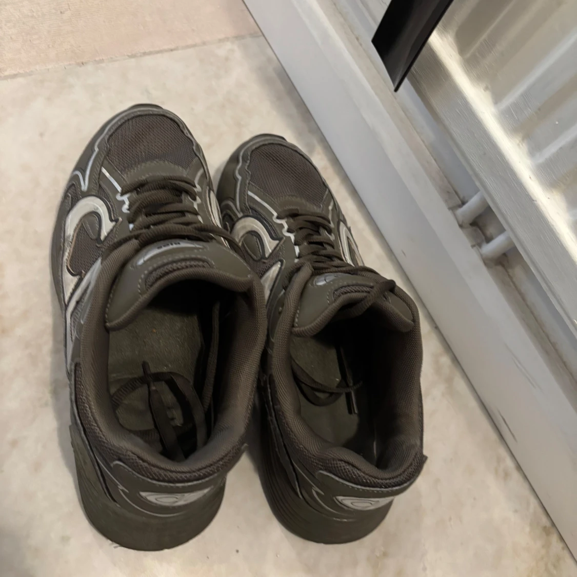  sneakers i mörkgrå mesh - 2