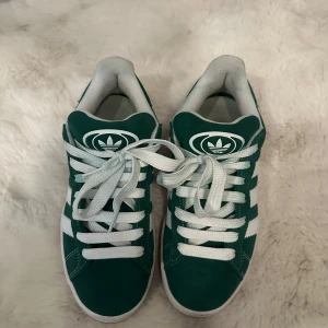 Adidas Campus gröna sneakers - Använd några få gånger, men kommer inte till användning längre. Färgen från skorna har färgat av sig lite på skosnörena men jag skickar med nya.