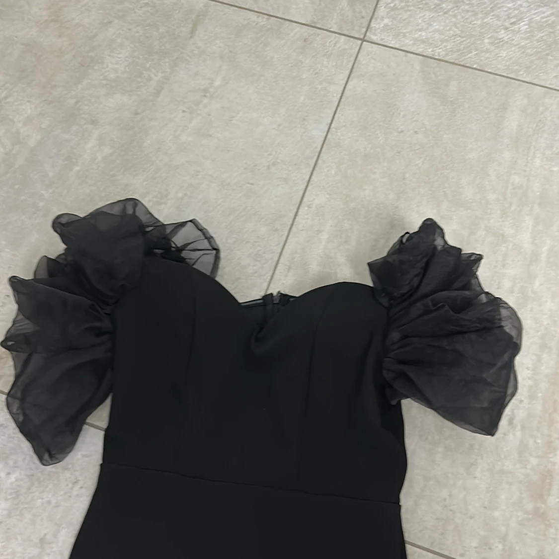 Svart långklänning med puffärmar - 1