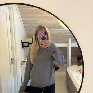 Grå stickad tröja från H&M - En enkel och snygg grå stickad tröja från H&M i storlek XS. Tröjan är inte använd.