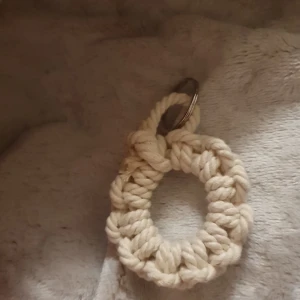 Handgjort beige armband i bomull - En unik handgjord nyckelring perfekt för att ha på hemnyckeln eller bilnyckeln.