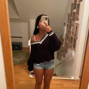 Svart vit stickad tröja.  - Tjock fin tröja