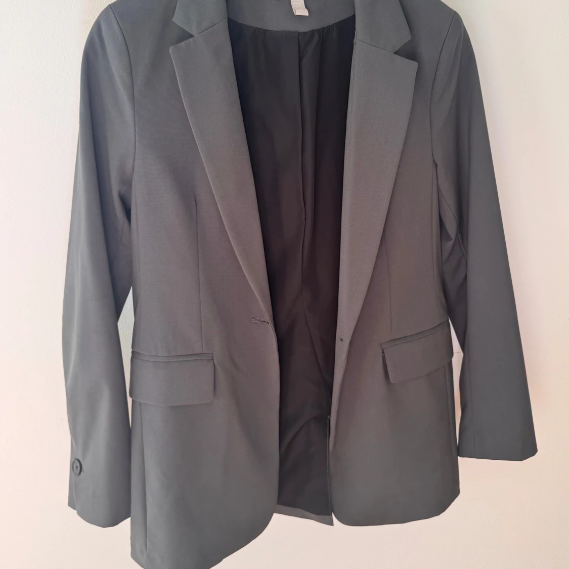 Grå kavaj med klassisk passform - 1