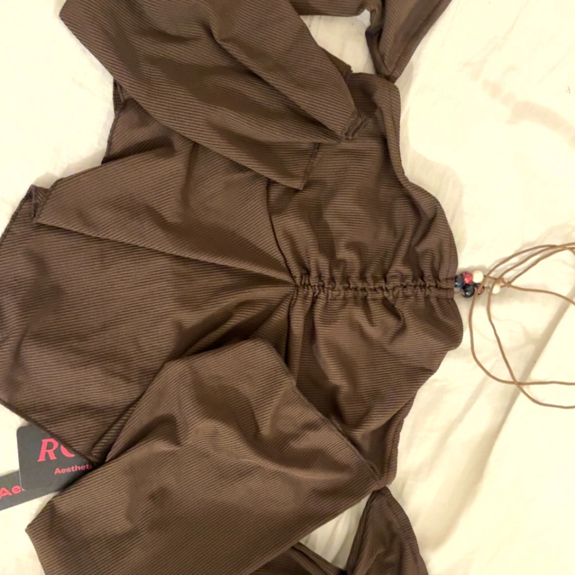 Brun ribbad omlottopp med snörning