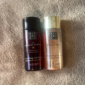 Rituals body oils Ayurveda & Karma - Två lyxiga kroppsoljor från Rituals: The Ritual of Ayurveda med indisk ros och sötmandel i mörkröd flaska, samt The Ritual of Karma Shimmering Body Oil med skimrande effekt i transparent flaska med guldigt lock. Båda är 30 ml och perfekta för glow och mjuk hud.