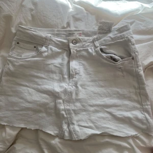 Vit jeanskjol från Zara - Säljer denna fina vita jeans kjolen från zara barn i storlek 13/14 men den är för stor för mig som när vuxen Xs/S!