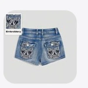 Broderade blå jeansshorts - Snygga blå jeansshorts med broderade detaljer på bakfickorna. Klassisk femficksmodell med knapp och dragkedja framtill.😊