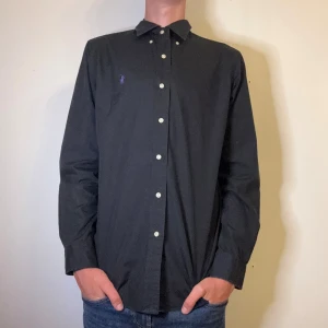 Svart Ralph Lauren skjorta herr S, Small - Säljer nu en riktigt snygg svart Ralph Lauren skjorta | strl S | modellen är ca 171cm och 56kg | skick 9/10, använd några enstaka gånger | skriv vid frågor! //HLselling