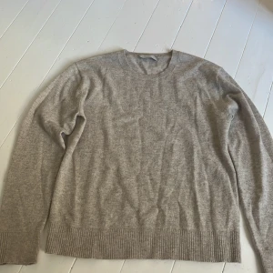 Beige kashmirtröja från Everlane - Jätte fin tröja från Everlane. Perfekt till hösten! Den är inte jätte tjock så man kan ha den typ närsomhelst💖. Använt max 1 gång!