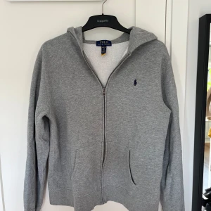 Zip hoodie från Ralph lauren - Säljer en grå zip hoodie från Ralph lauren ny pris 1095