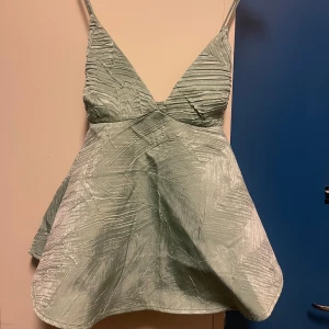 Grön jacquard topp - Grön topp med tunna axelband i storlek 40 från NA-KD. Oanvänd med prislapp kvar