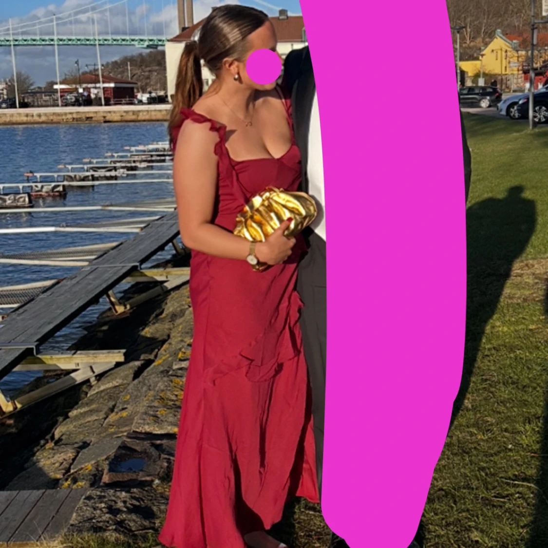 Vinröd långklänning med volanger