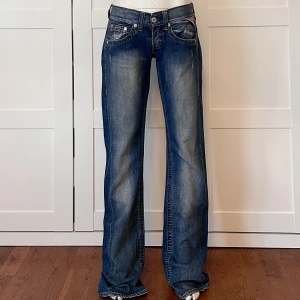 Lowwaist bootcut jeans  - Midjemått: 84, Innerbenslängd: 94, Grenmått: 19💕(På lappen står det 28/32, men det kan helt omöjligt stämma då innerbenslängden är 94. Därav har jag skrivit 28/36.Säljer massvis med fler lågmidjade bootcut jeans och lågmidjade jeansshorts! Så kika in min profil💘