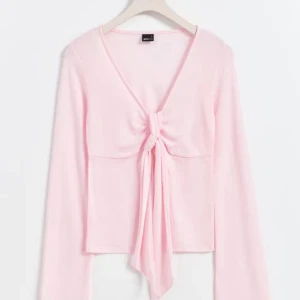 Ljusrosa långärmad knytblus - Supersöt ljusrosa blus med v-ringning och knyt framtill.