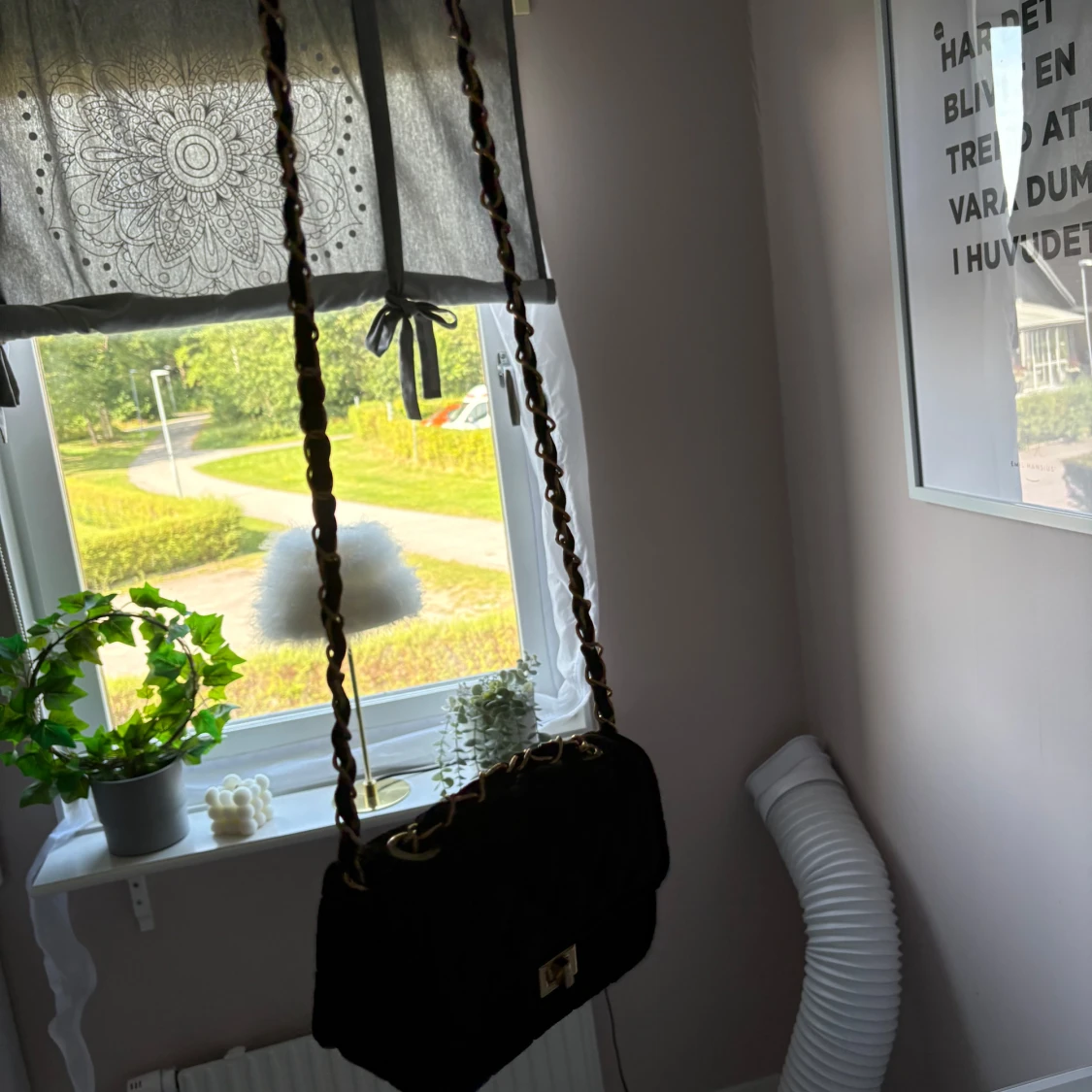 Svart quiltad axelväska med kedja - 2