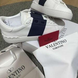 Skor  - Helt nya Valentinos, kartong och allt på bilderna medföljer 