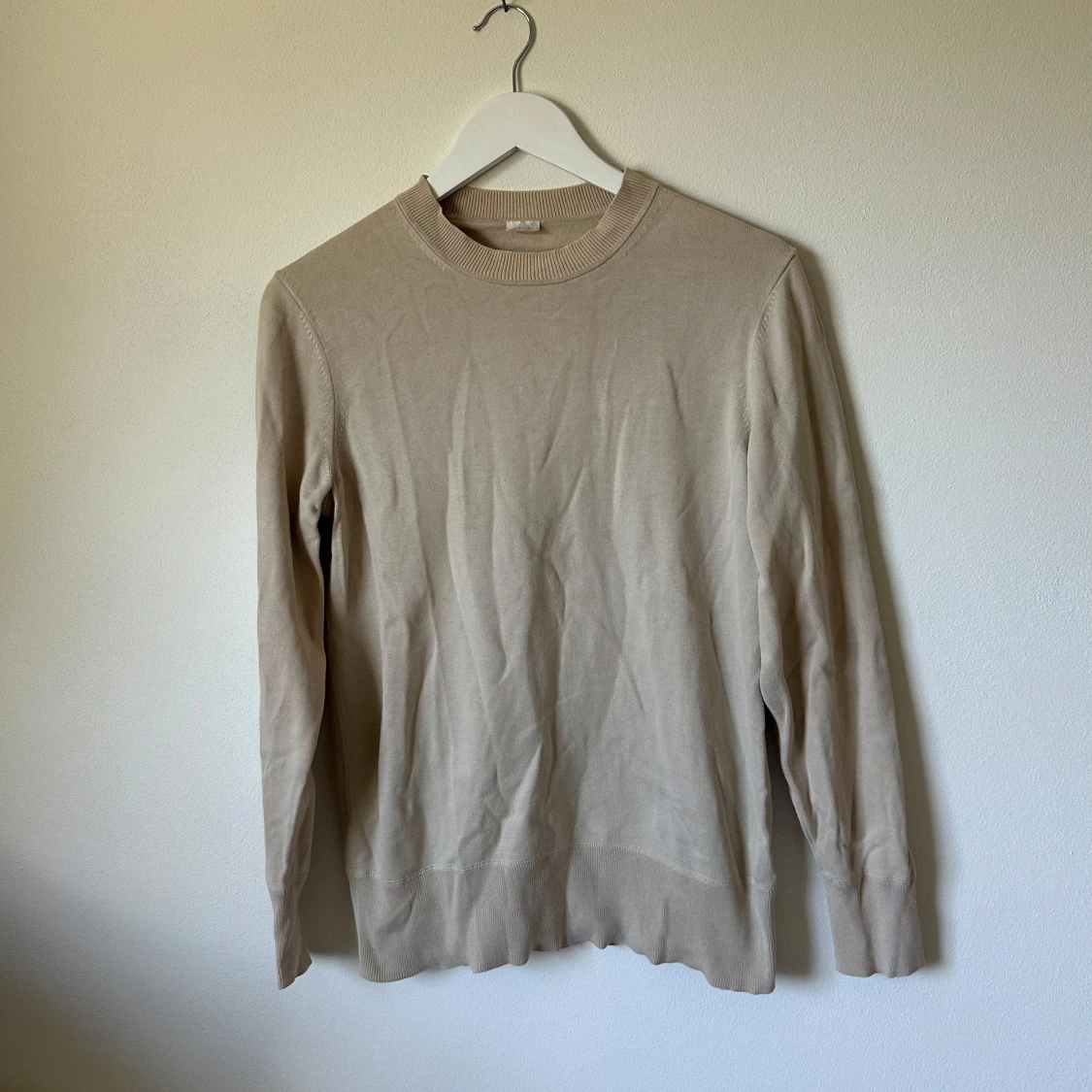 Beige stickad tröja från ARKET