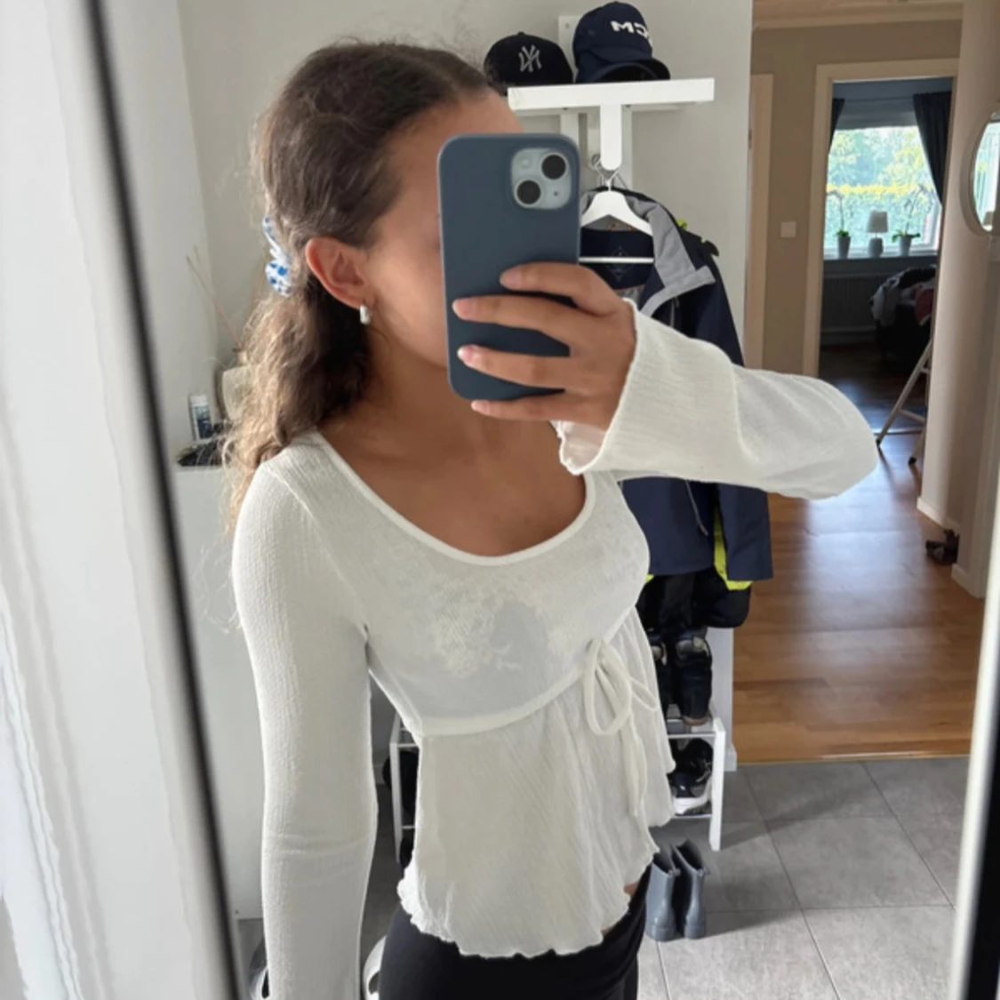 Vit långärmad blus med knyt - 1