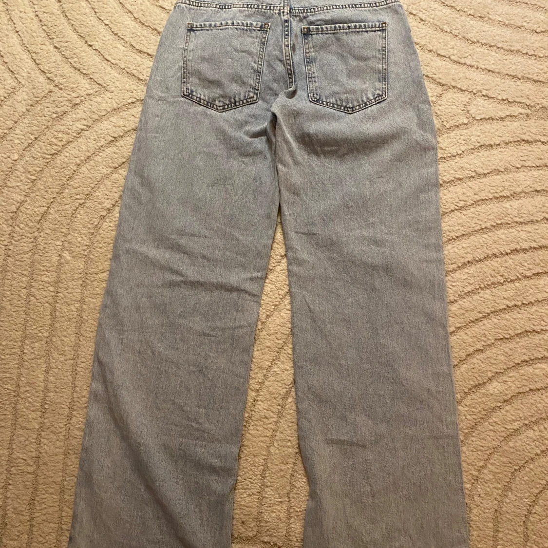 Ljusblå wide jeans med rå kant - 1
