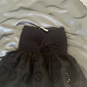 Svart kort klänning med broderi - Supersöt svart topp ifrån Zara, knappt använd säljer endast för att den inte passar mig❣️