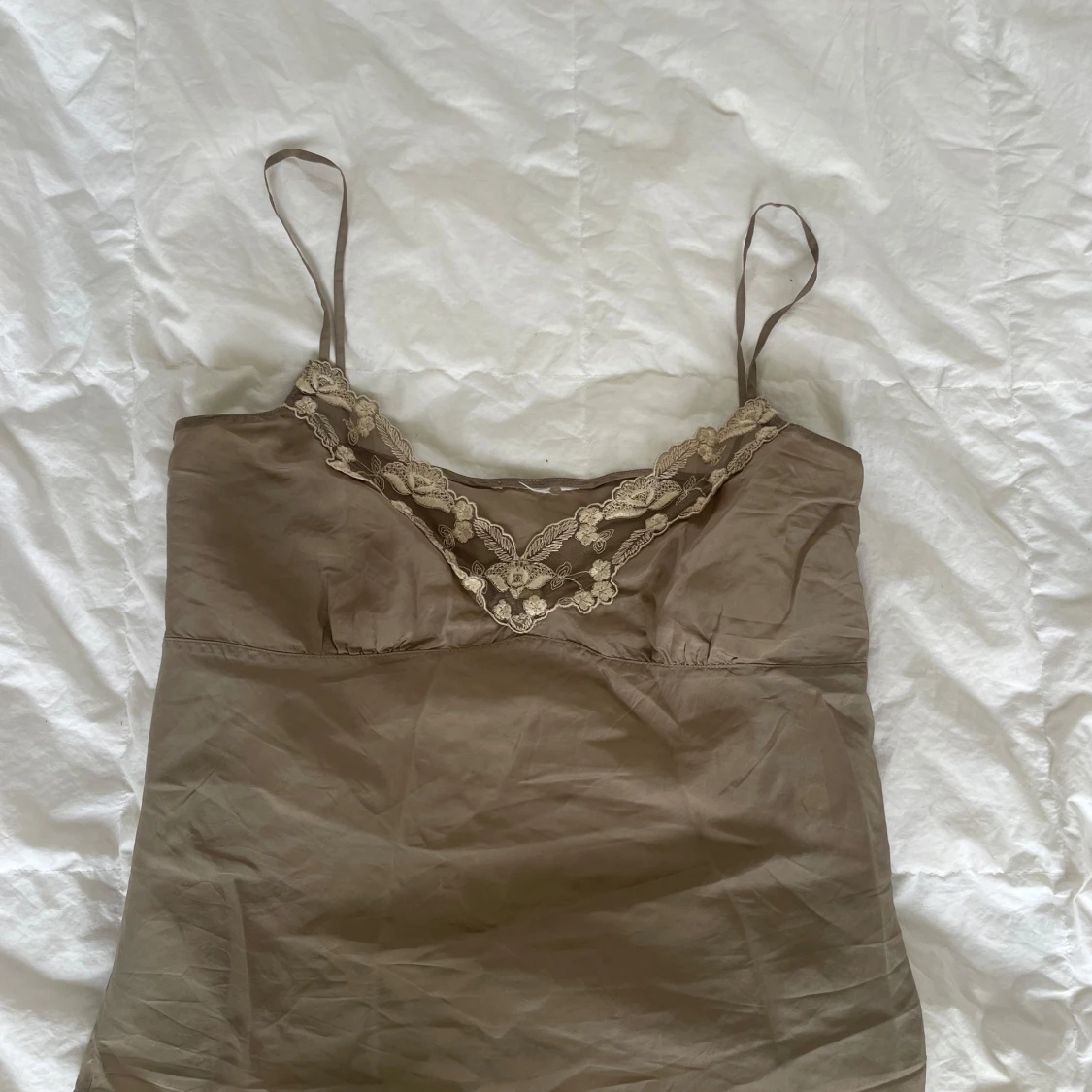 Beige silke linnetopp med spets - 1