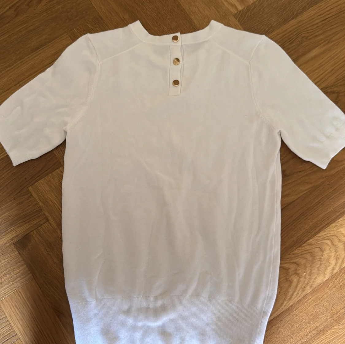 Vit topp med guldknappar - 2
