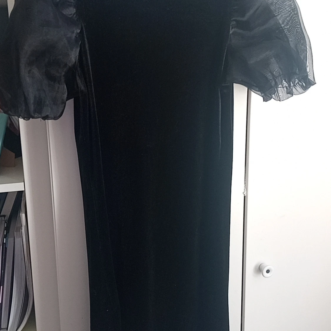 Svart sammetsklänning med puffärm från KappAhl  - 1