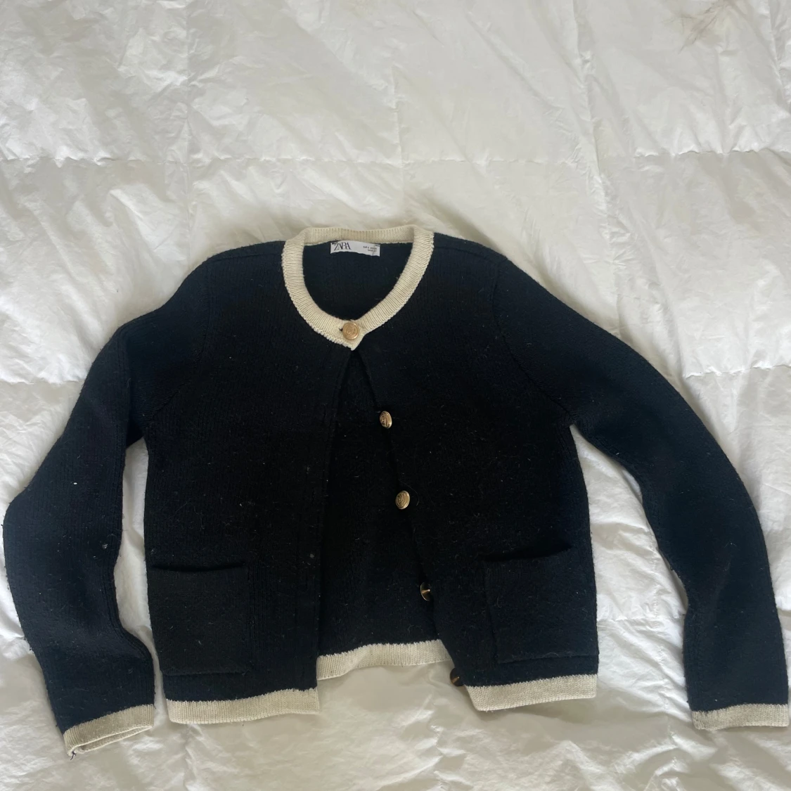 Svart kofta med guldfärgade knappar från Zara - 1