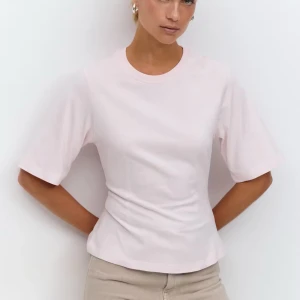  Fitted tee Gina Tricot - Jättesnygg T-shirt från ginatricot i ljusrosa. Den är tajtare i midjan med lite lösare armarna för en figurframhävande pasform. Säljer den för att jag råkade köpa fel färg. Pris kan diskuteras även om den inte är använd! 🩷