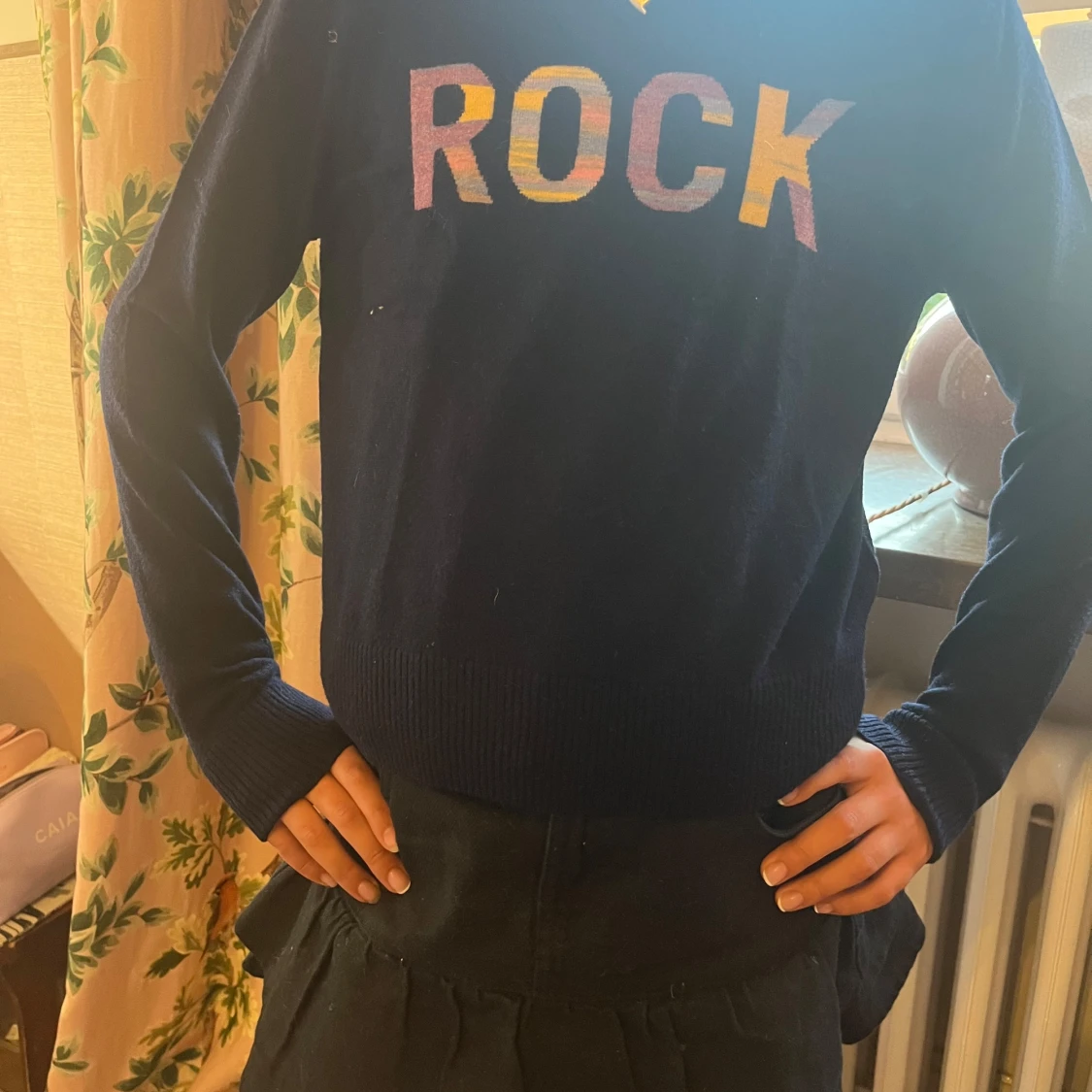 Mörkblå stickad tröja med ROCK-tryck💞