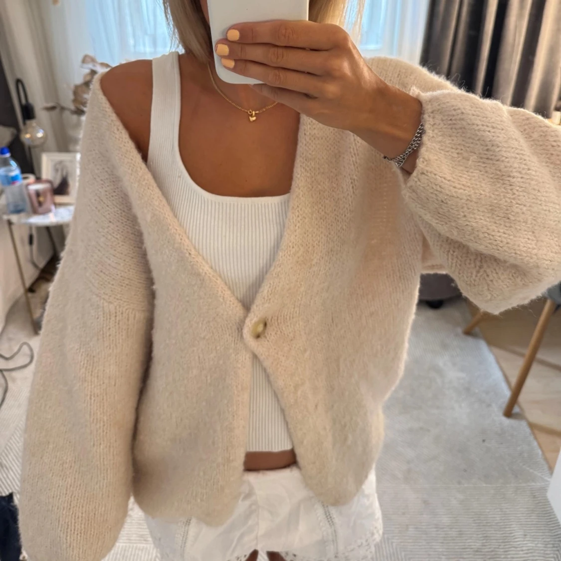 Beige stickad kofta med knapp - 1