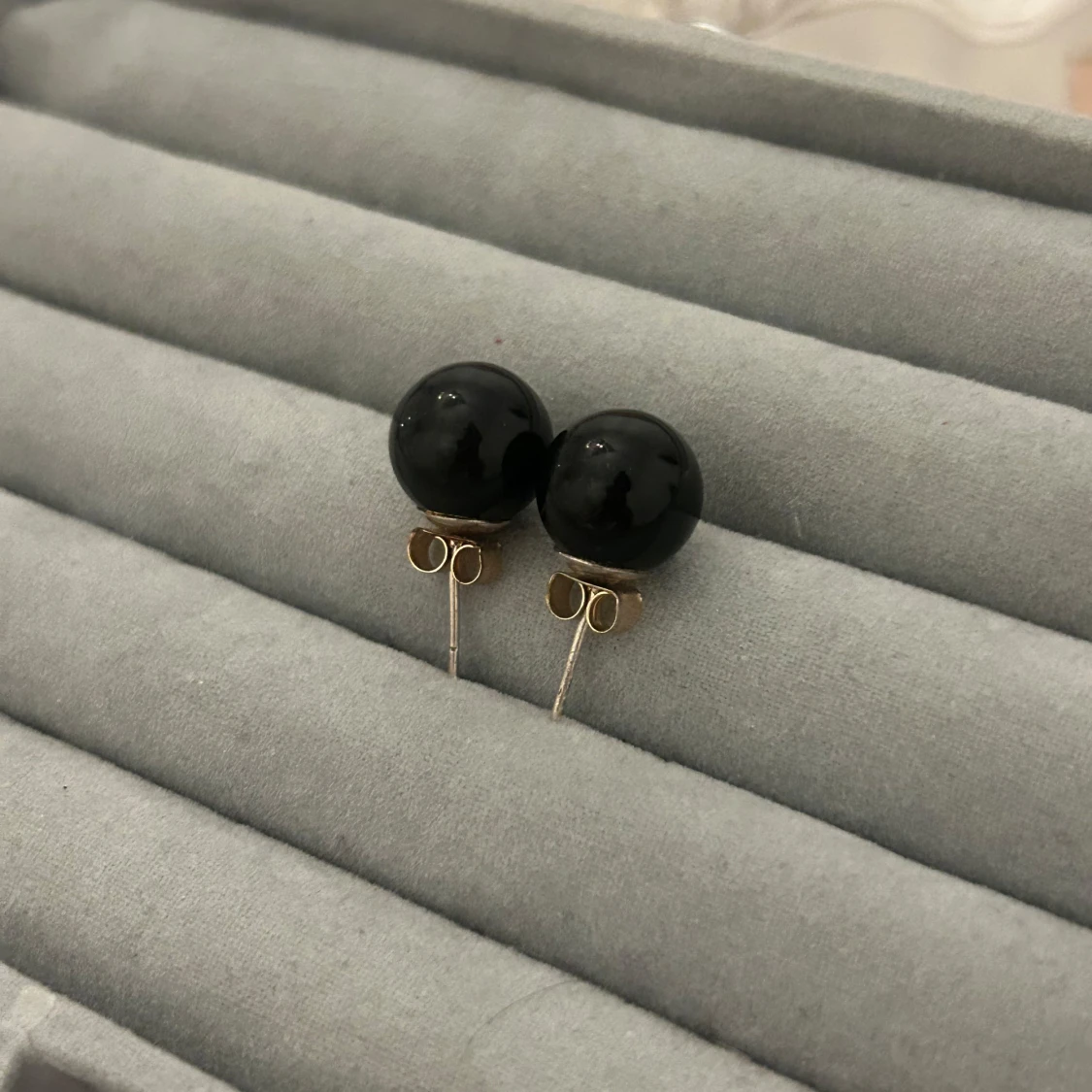 Svart pärlörhängen 