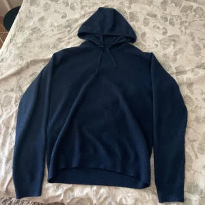 ”Kashmir hoodie” - Säljer en så kallad ”kashmir hoodie” fast inte riktigt Kashmir! Sparsamt använd, tröjan har blivit lite nopprig, fast mycket kvar att ge. Hör av er om ni har några funderingar😁