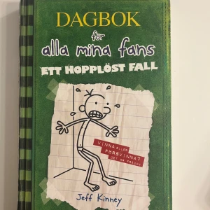Dagbok för alla mina fans: Ett hopplöst fall - Följ Greg Heffleys pinsamma och roliga vardag när han försöker undvika sin pappas krav och hot om militärskola. Med massor av humor och träffsäkra illustrationer är detta en bok som får dig att skratta och känna igen dig i Gregs galna liv.