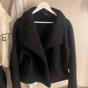 Gina tricot jacka  - Superfin jacka/kappa. Flitigt använd men har en knapp som är av men inget som gör skillnad 😁