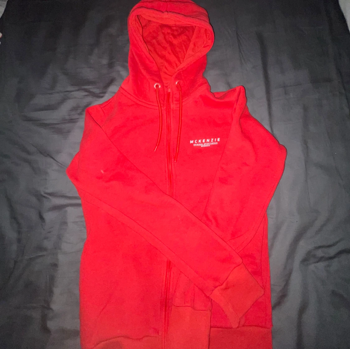 Röd hoodie från McKenzie med dragkedja - 1