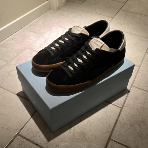 Philippe Model skor - Svarta Philippe model skor me brun sula. Allt original ingår såsom dustbag o box osv.