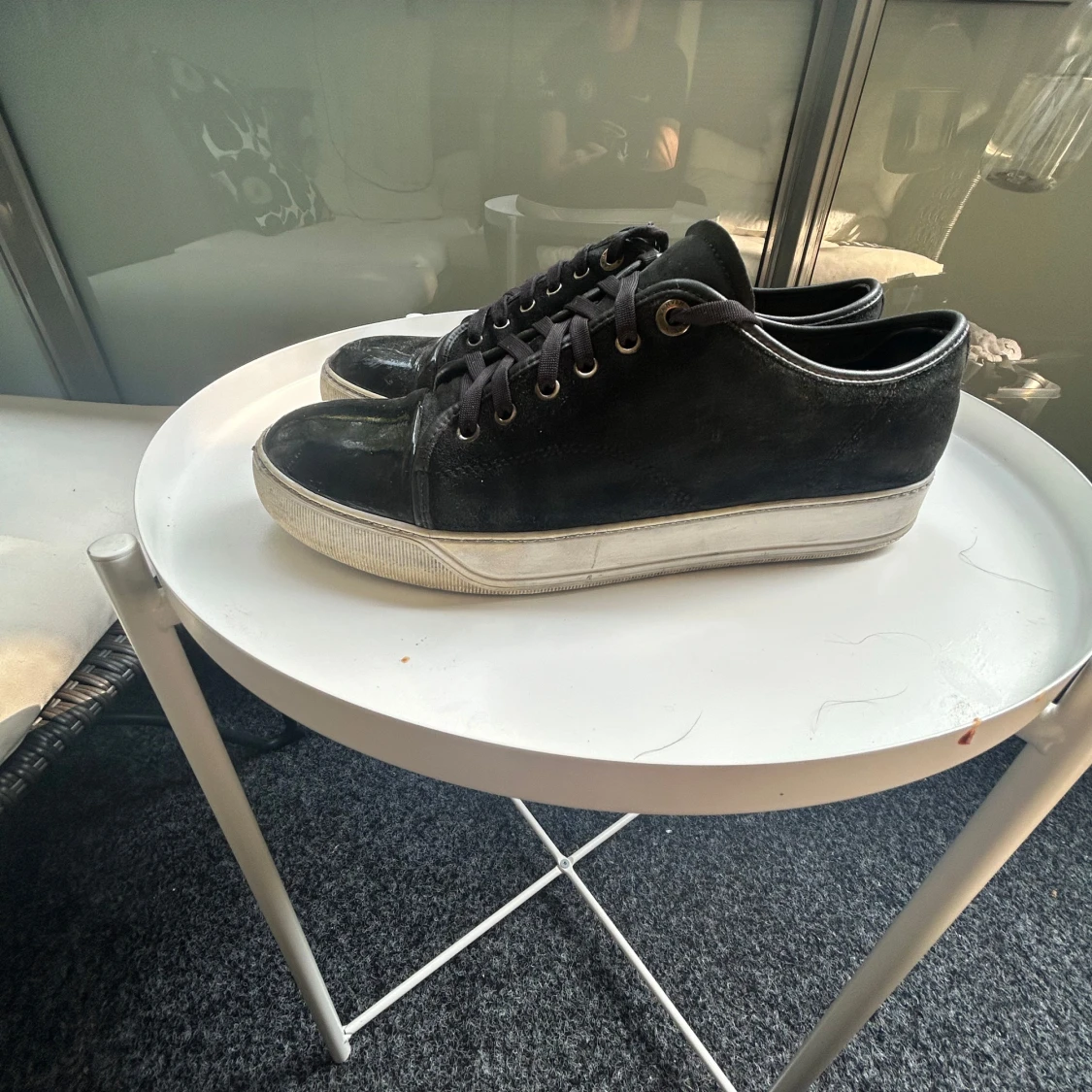 Svarta sneakers med mockadetaljer - 1