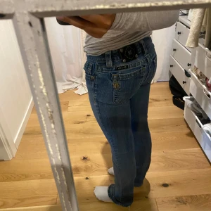 Blå bootcut jeans från missme  - Snygga blå jeans från missme med bootcut passform och klassiska detaljer som gul kontrastsöm och logopatch i svart läder på bakfickan. Jeansen har normal midja och är tillverkade i slitstarkt denim. Perfekt för dig som gillar en tidlös och cool stil. Lite slitage men inget man tänker på. 